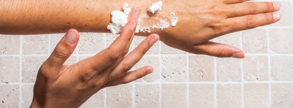 Application de la chantilly corporelle sur la peau